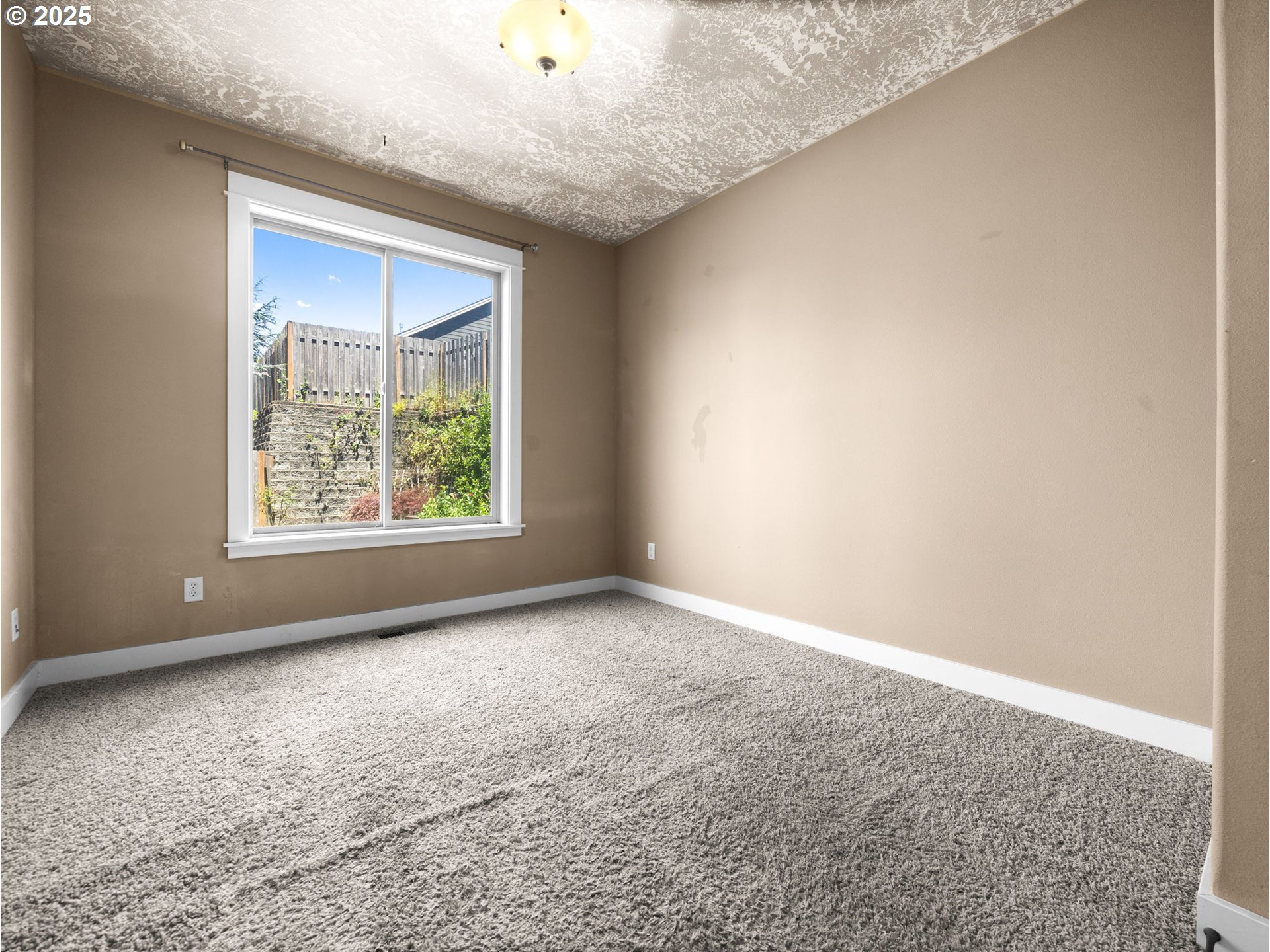 18653 Van Fleet Avenue Sandy, OR 97055 - Photo 25 of 48 an empty room with windows