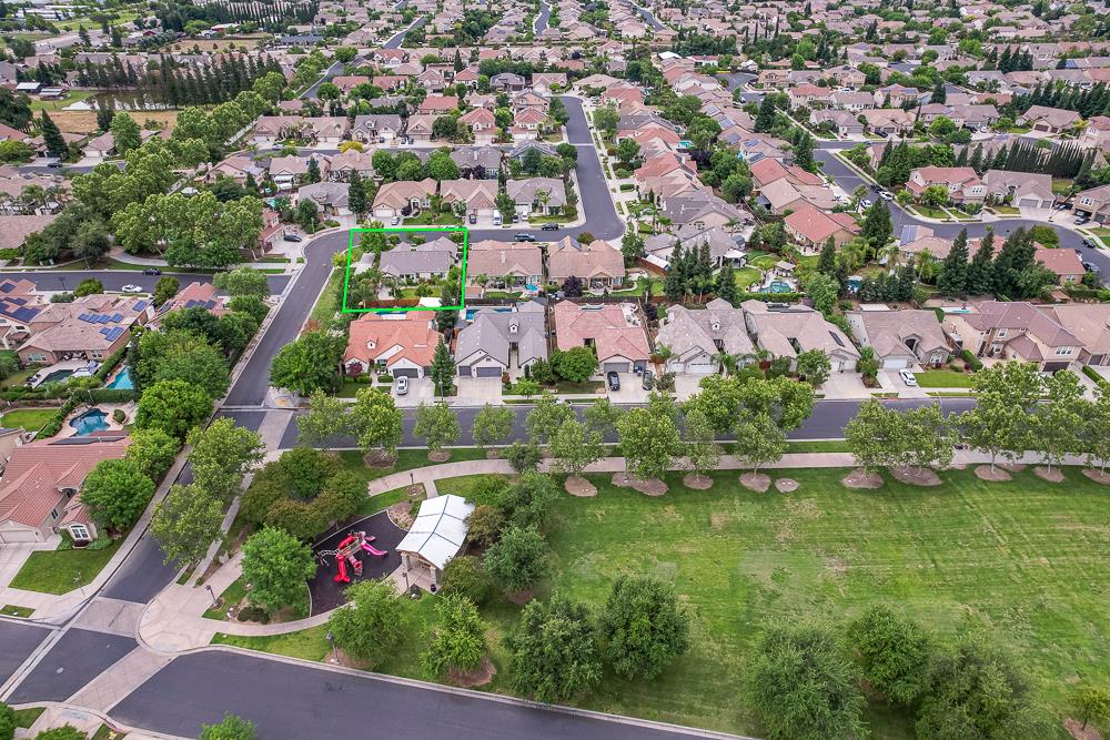 3235 Rall Avenue Clovis, CA 93619 - Photo 31 of 33 an aerial view of residential houses with outdoor space and lake view