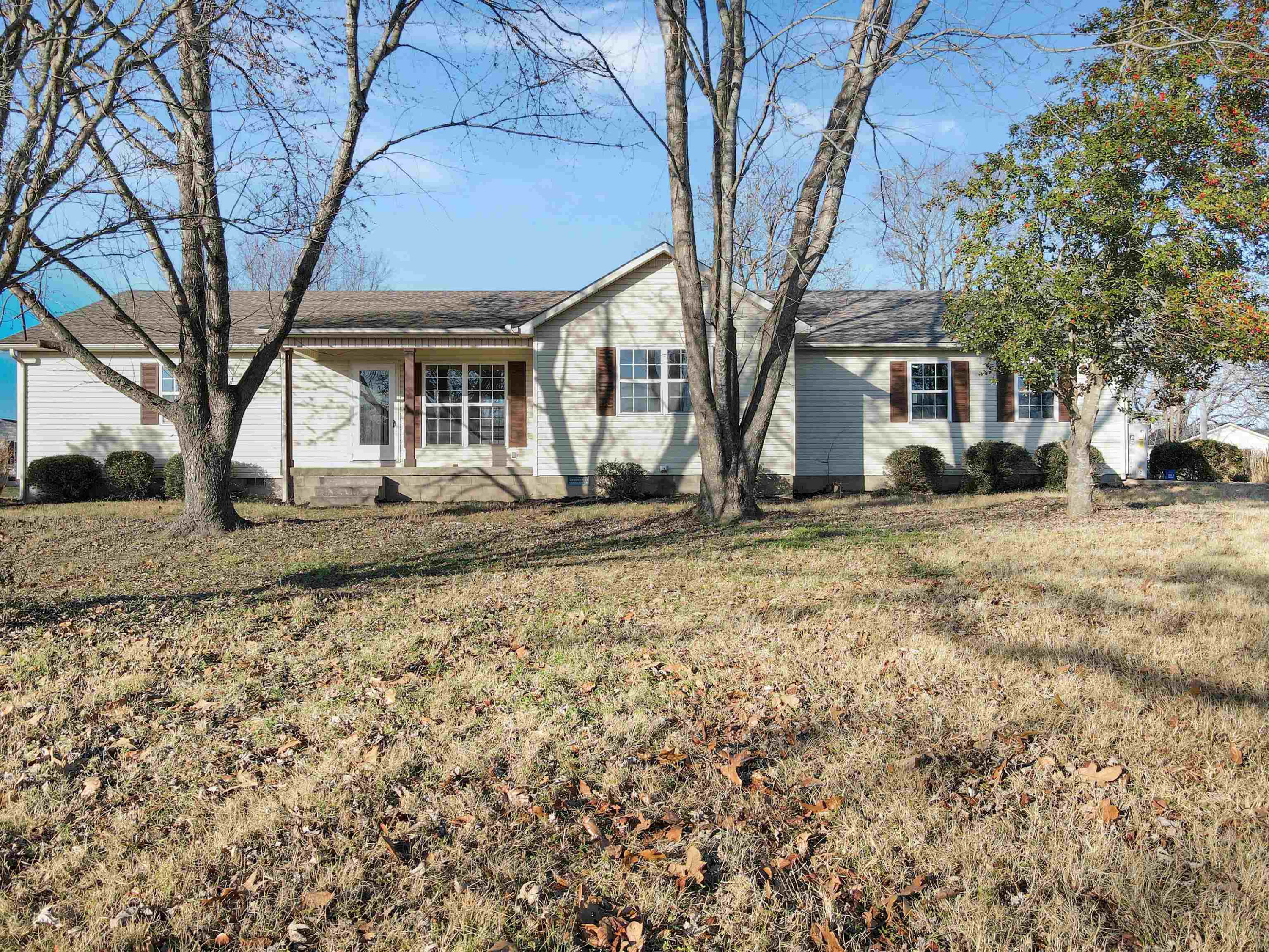 1810 OLd State Rte 76 McKenzie, TN 38201 - Photo 2 of 23 a front view of a house with a yard