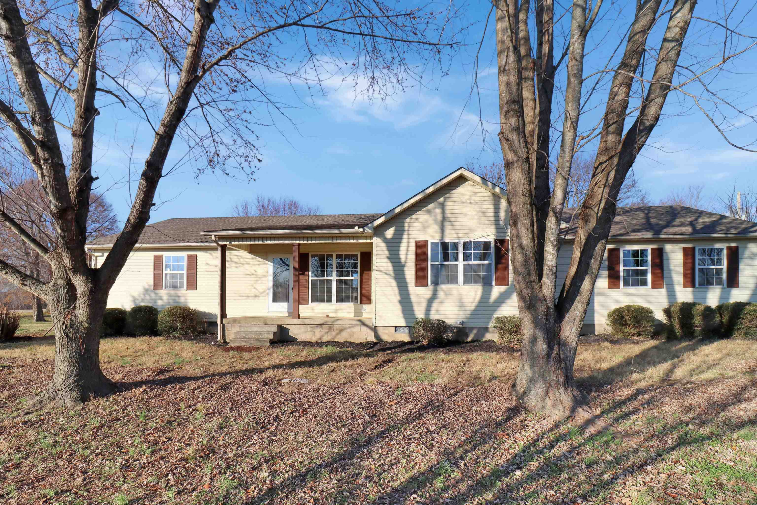 1810 OLd State Rte 76 McKenzie, TN 38201 - Photo 23 of 23 a front view of a house with a yard
