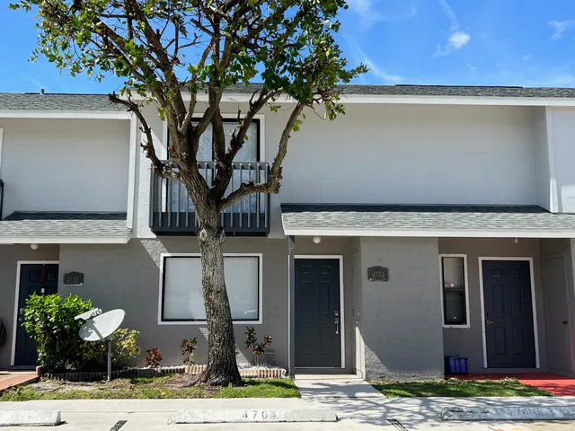 $2,400 | 4704 Pier Drive, Greenacres, FL 33463