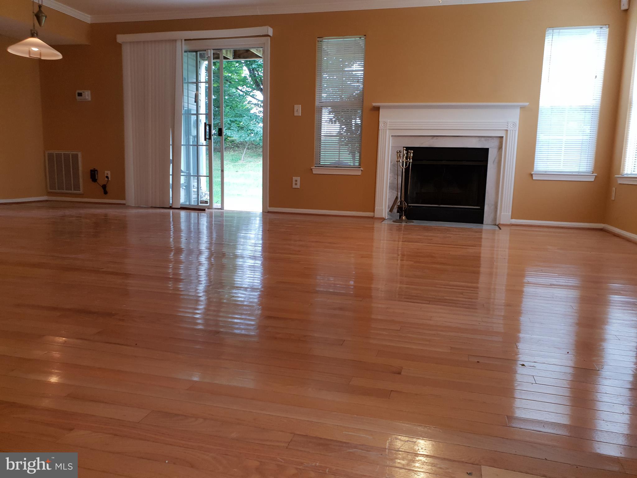 19922 Gateshead Circle, Unit 21 Germantown, MD 20876 - Photo 6 of 25 Living Room