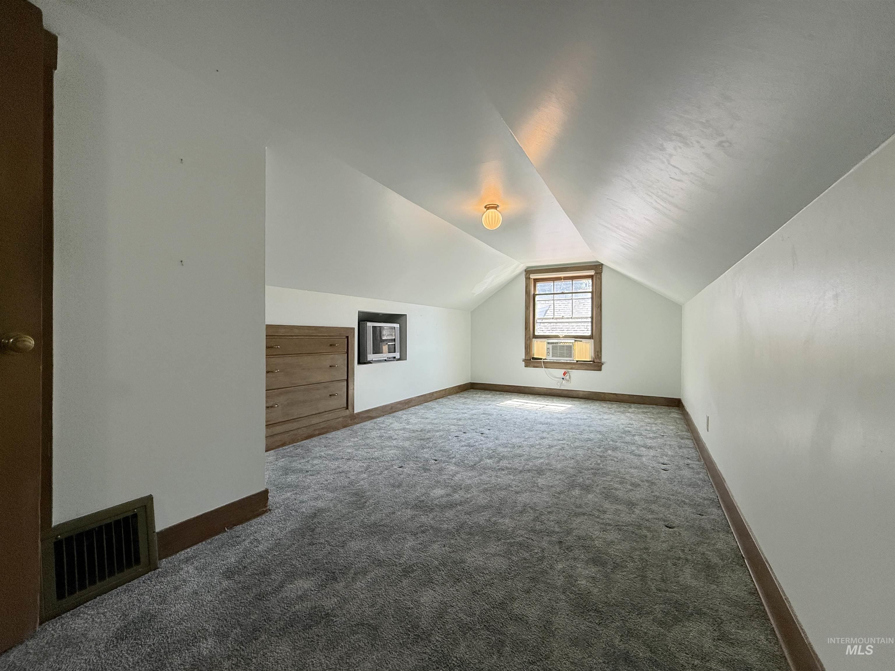 504 South Hayes Street Moscow, ID 83843 - Photo 27 of 44 Bonus room with carpet flooring and vaulted ceiling