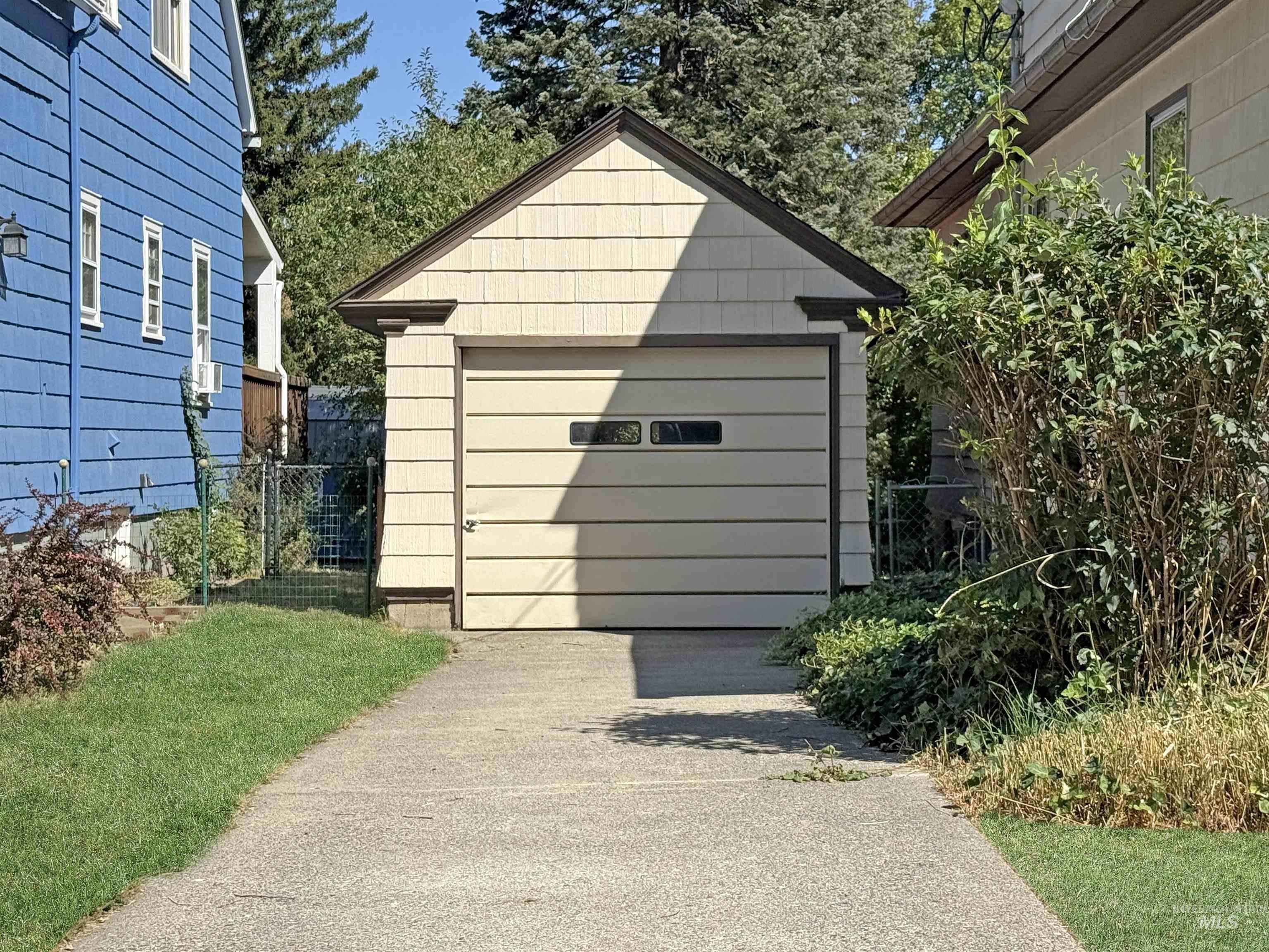 504 South Hayes Street Moscow, ID 83843 - Photo 39 of 44 View of outdoor structure with driveway