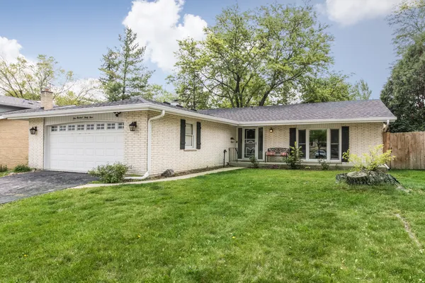 $415,000 | 133 West King George Court, Palatine, IL 60067