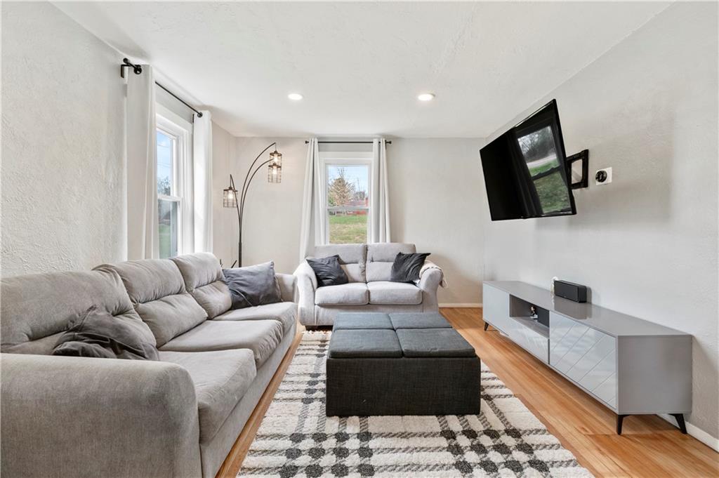 5136 Hardt Road Gibsonia, PA 15044 - Photo 3 of 24 Large living room