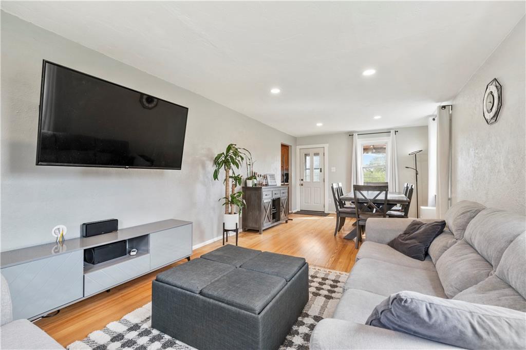 5136 Hardt Road Gibsonia, PA 15044 - Photo 4 of 24 Living room/dining room