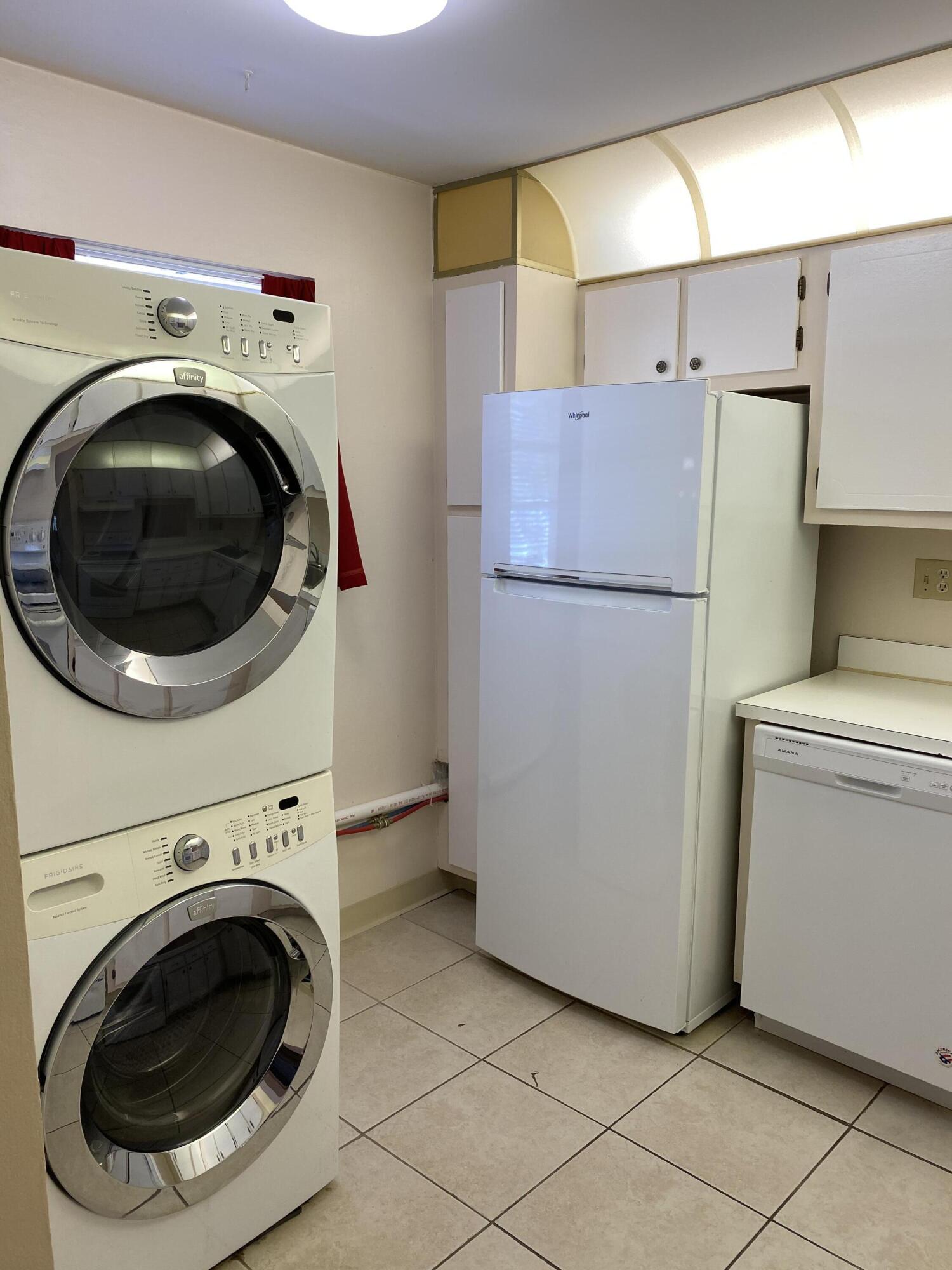 2500 Fiore Way, Unit 1110 Delray Beach, FL 33445 - Photo 4 of 12 a utility room with dryer and washer