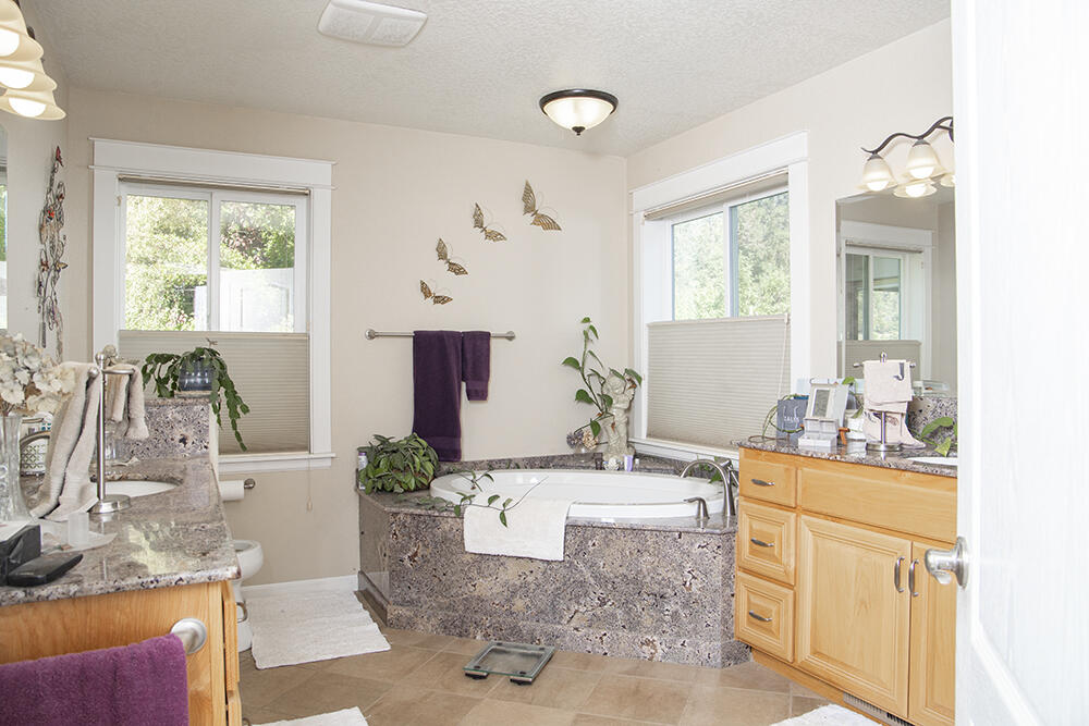 165 Hogan Road Jacksonville, OR 97530 - Photo 16 of 56 16