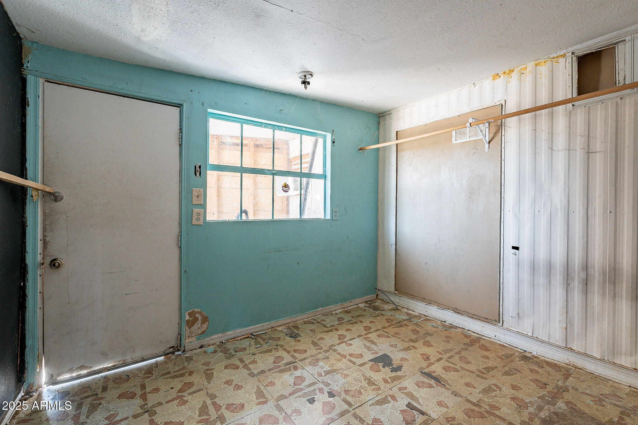 2306 South Cortez Road Apache Junction, AZ 85119 - Photo 10 of 19 Living Room