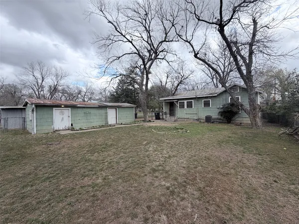 $1,400 | 1604 Main Street, Bastrop, TX 78602