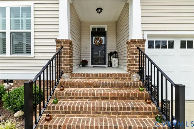 a view of entryway with a front door