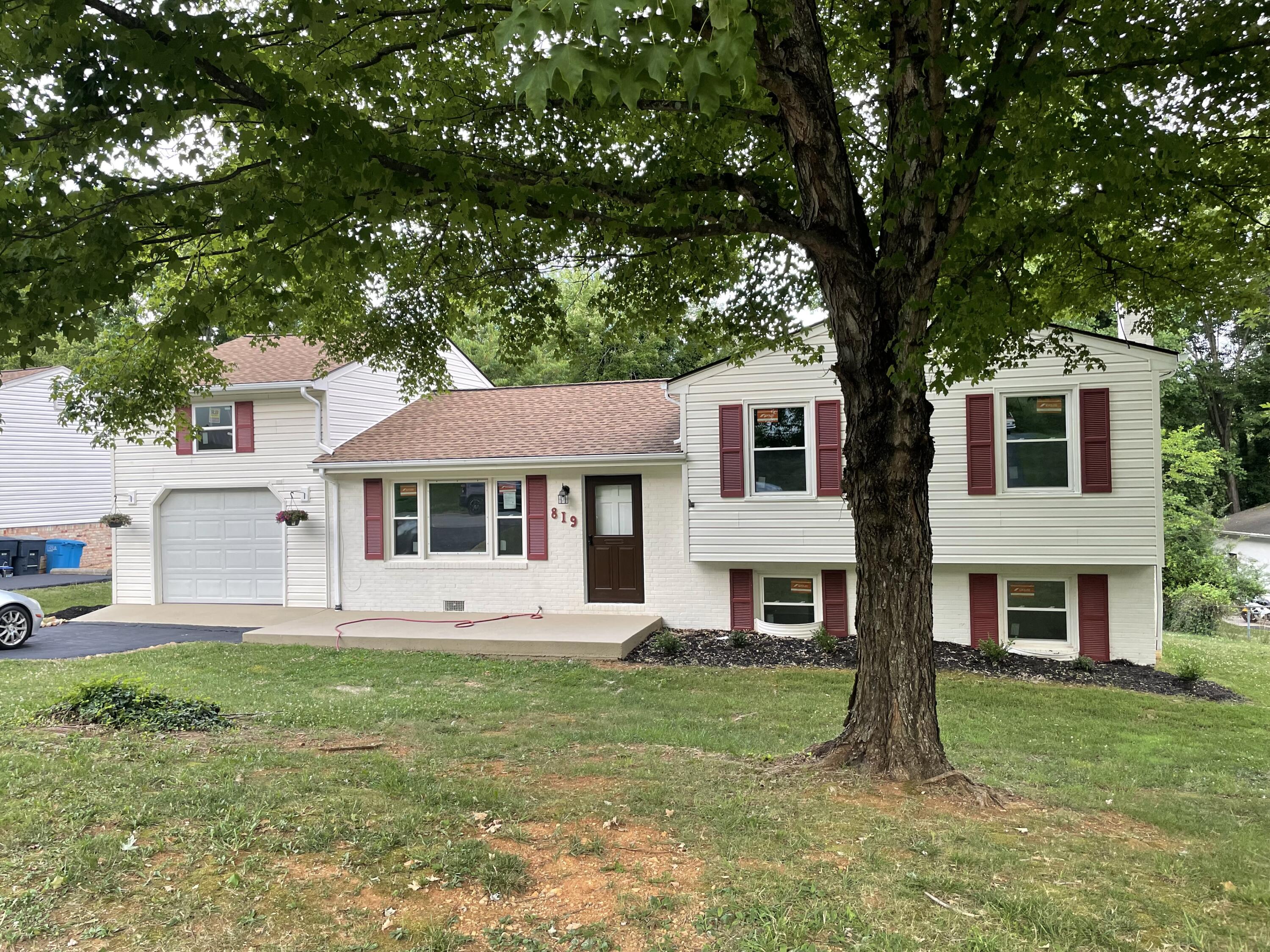 819 Estates Road Southeast Roanoke, VA 24014 - Photo 2 of 13 IMG_0386