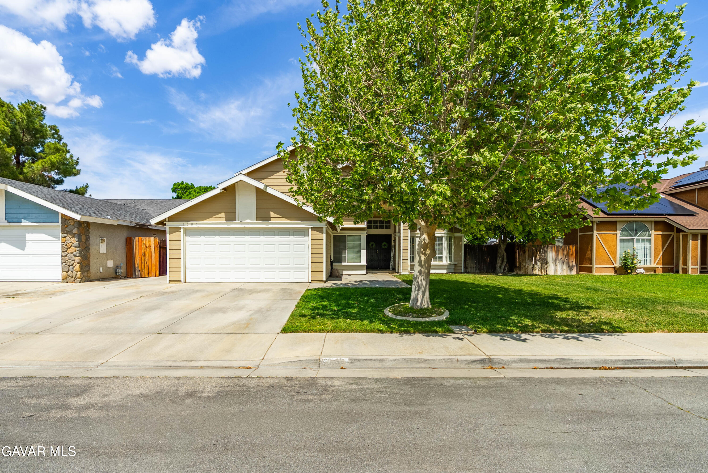 1605 Bluebell Street Lancaster, CA 93535 - Photo 3 of 40 front view of a house and a yard