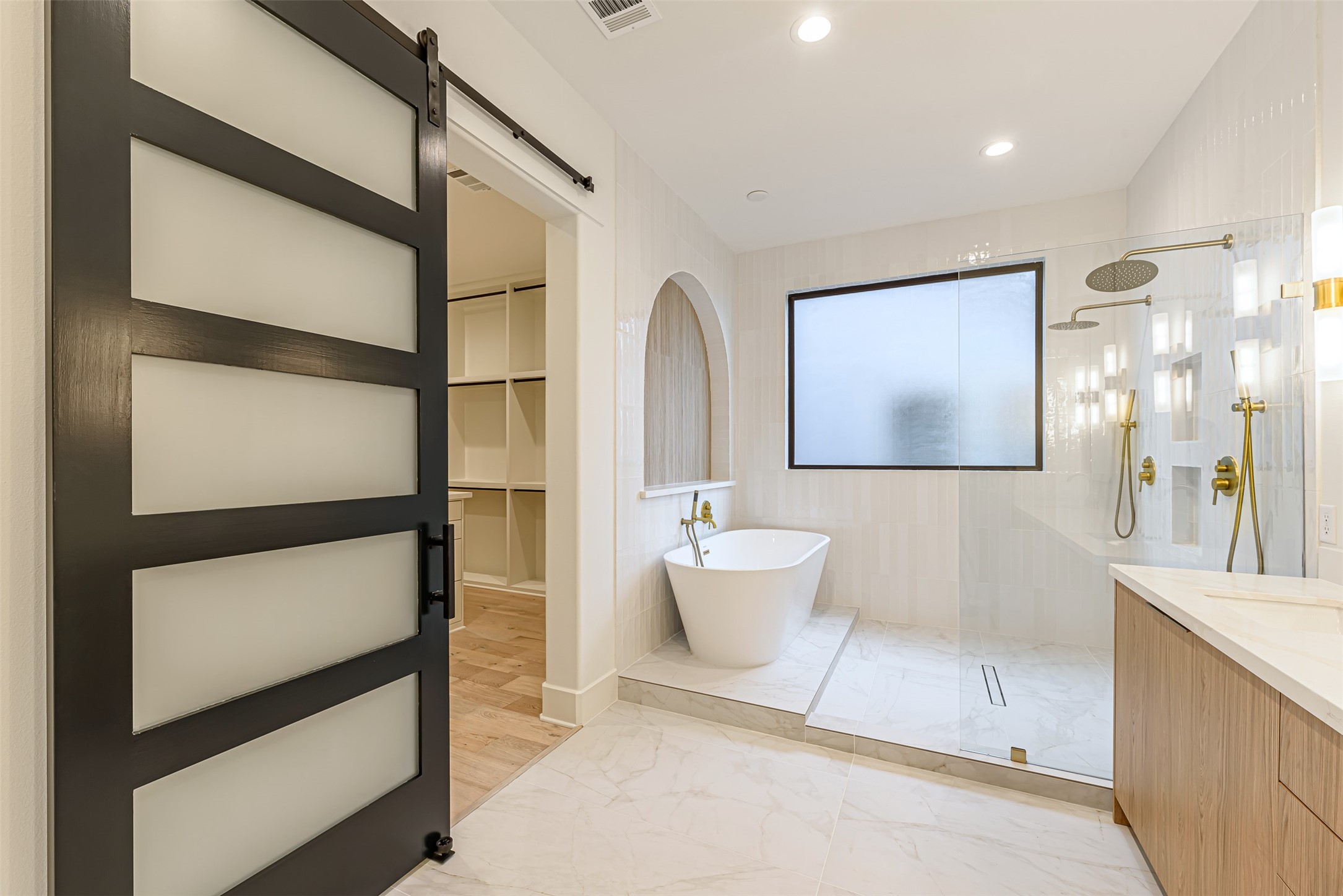 1104 West 9th Street Houston, TX 77007 - Photo 15 of 25 a spacious bathroom with a bathtub and a shower
