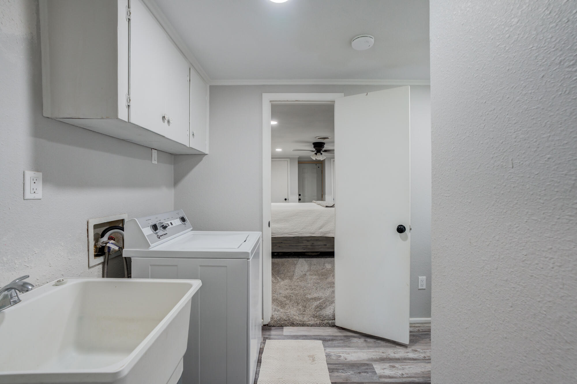 811 Borger Plainview, TX 79072 - Photo 28 of 32 811-Borger_Plainview-TX_17_Laundry-Room