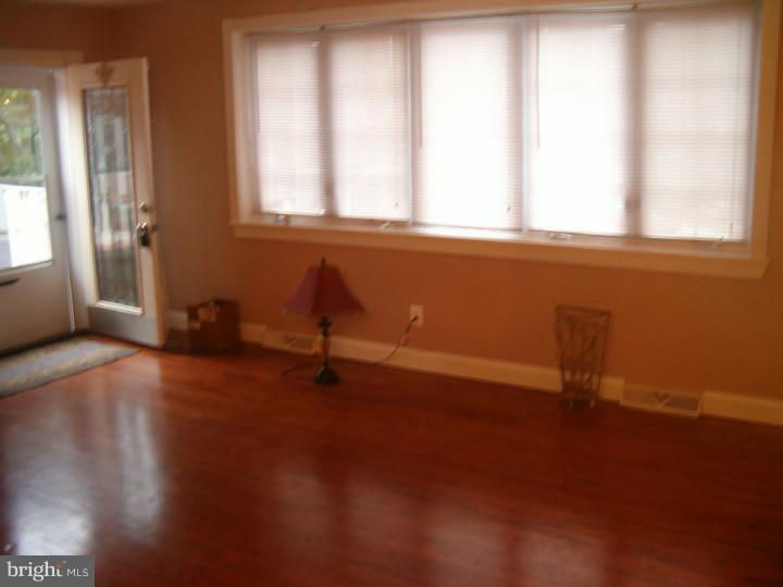 9941 Woodfern Road Philadelphia, PA 19115 - Photo 12 of 25 Living Room