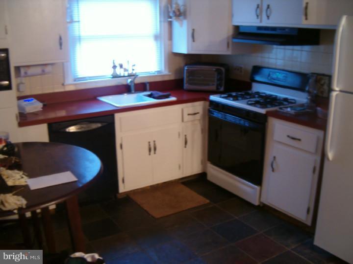 9941 Woodfern Road Philadelphia, PA 19115 - Photo 15 of 25 Kitchen
