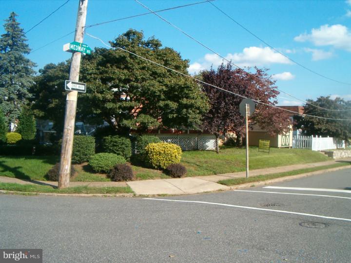 9941 Woodfern Road Philadelphia, PA 19115 - Photo 3 of 25 Exterior Side