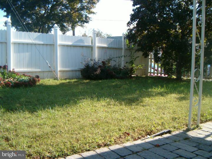 9941 Woodfern Road Philadelphia, PA 19115 - Photo 9 of 25 Back Yard