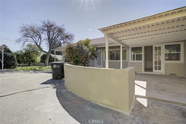 a view of a big room with closet