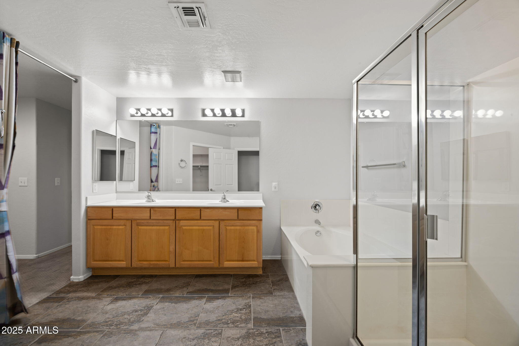 19700 North 76th Street, Unit 1040 Scottsdale, AZ 85255 - Photo 14 of 30 a bathroom with a sink a mirror and a bathtub