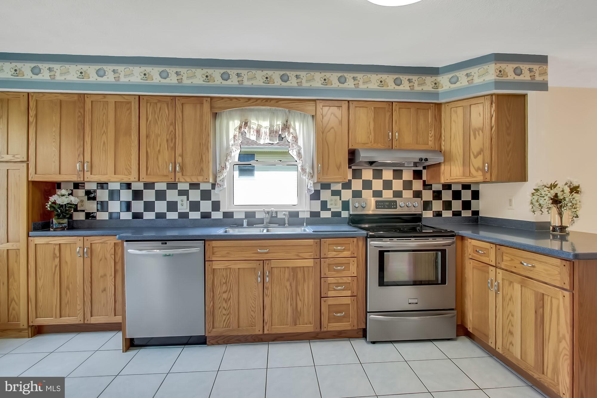 10811 Sandringham Road Cockeysville, MD 21030 - Photo 15 of 36 Corian counters...
