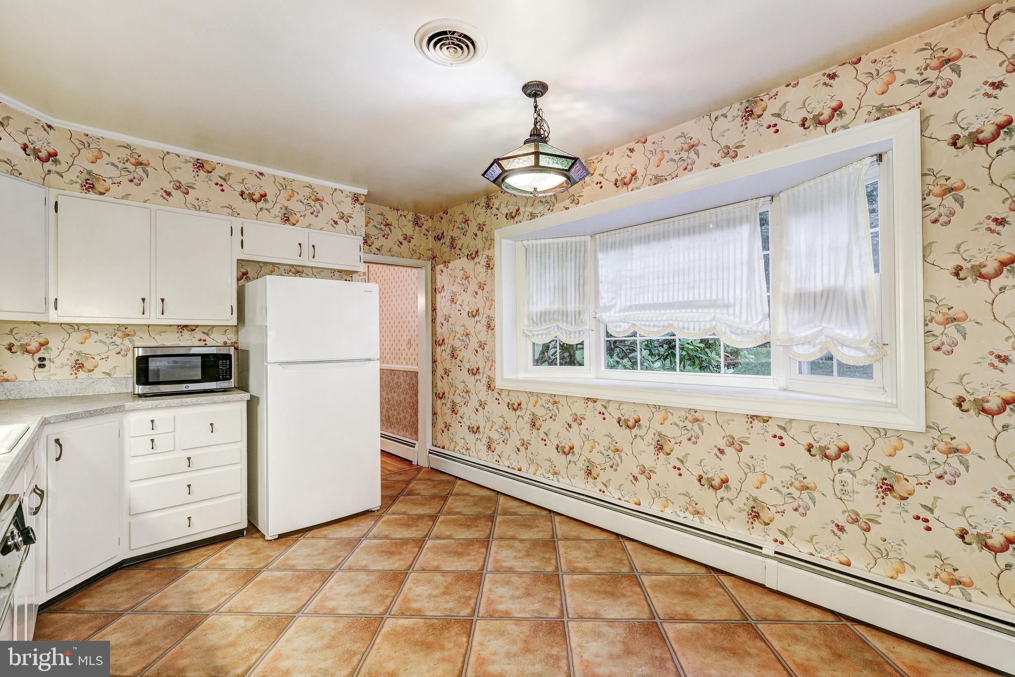 411 Merrie Lane Fallston, MD 21047 - Photo 15 of 28 Table space