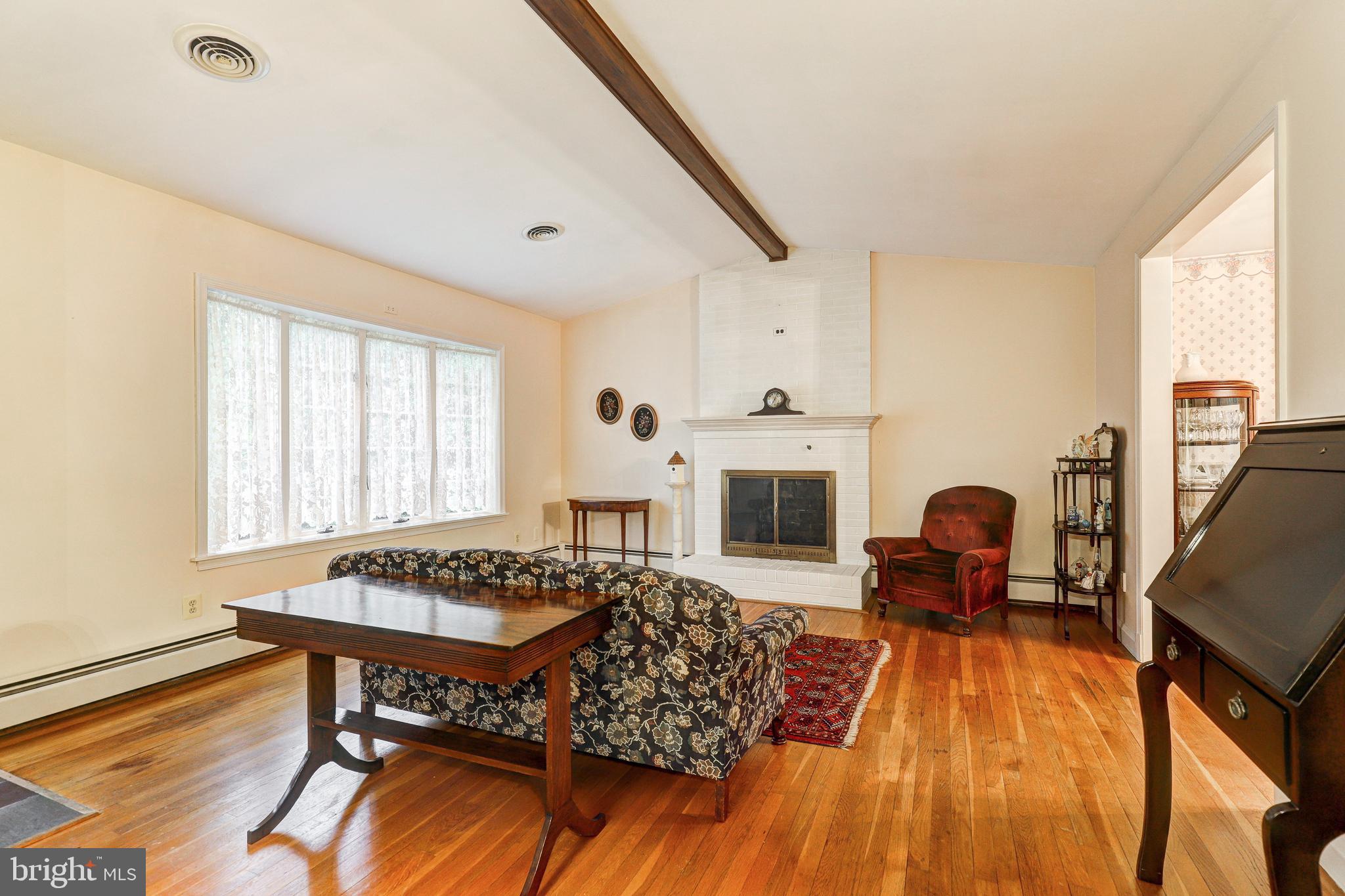 411 Merrie Lane Fallston, MD 21047 - Photo 9 of 28 LR w/vaulted ceiling