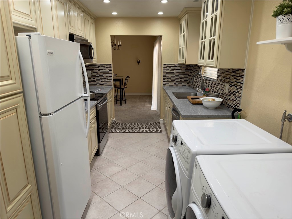 kitchen with washer/dryer in unit