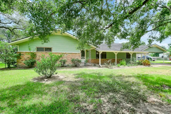 a view of backyard of the house