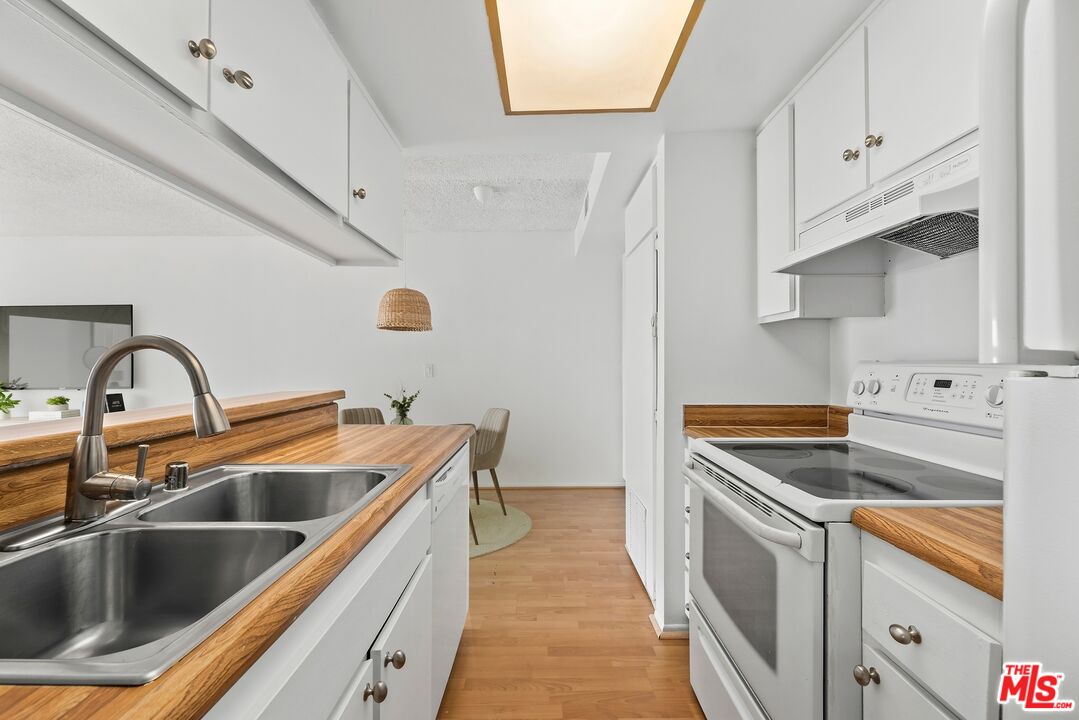 1517 East Garfield Avenue, Unit 23 Glendale, CA 91205 - Photo 5 of 14 a kitchen that has a sink and a stove