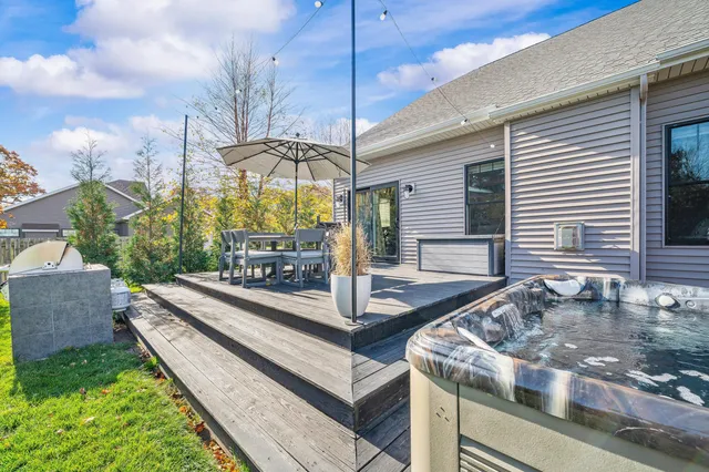 $699,900 | 4047 Fox Woods Road, St. Joseph, MI 49085