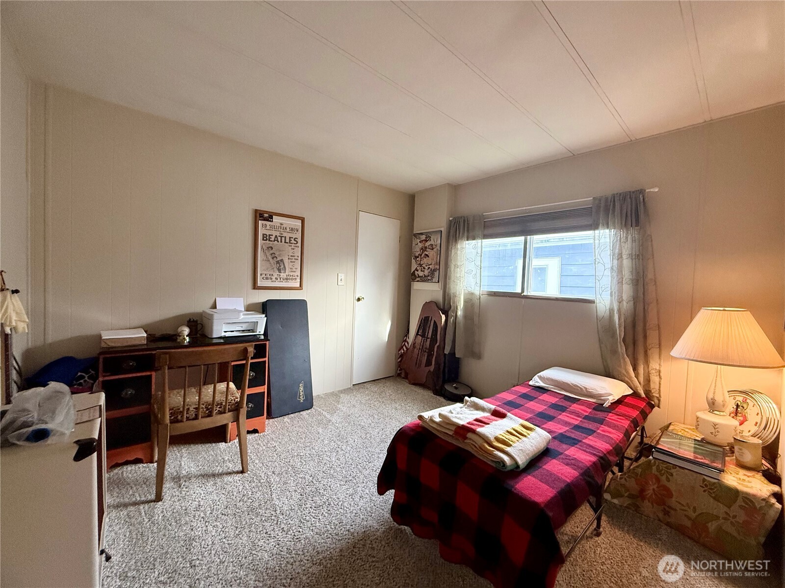 11622 Silver Lake Road, Unit 55 Everett, WA 98208 - Photo 11 of 21 a bedroom with a bed and a desk