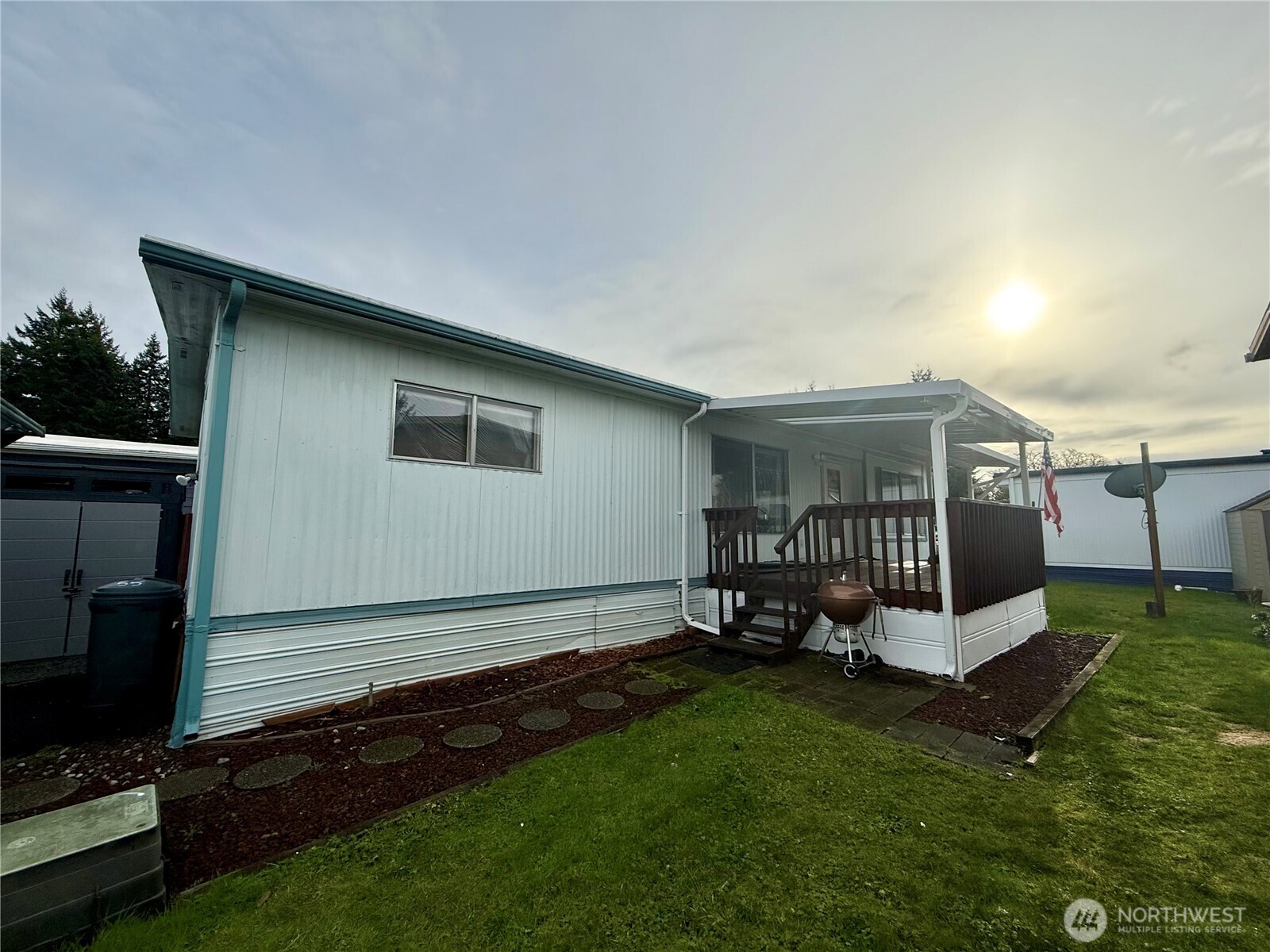 11622 Silver Lake Road, Unit 55 Everett, WA 98208 - Photo 17 of 21 a backyard of a house with table and chairs