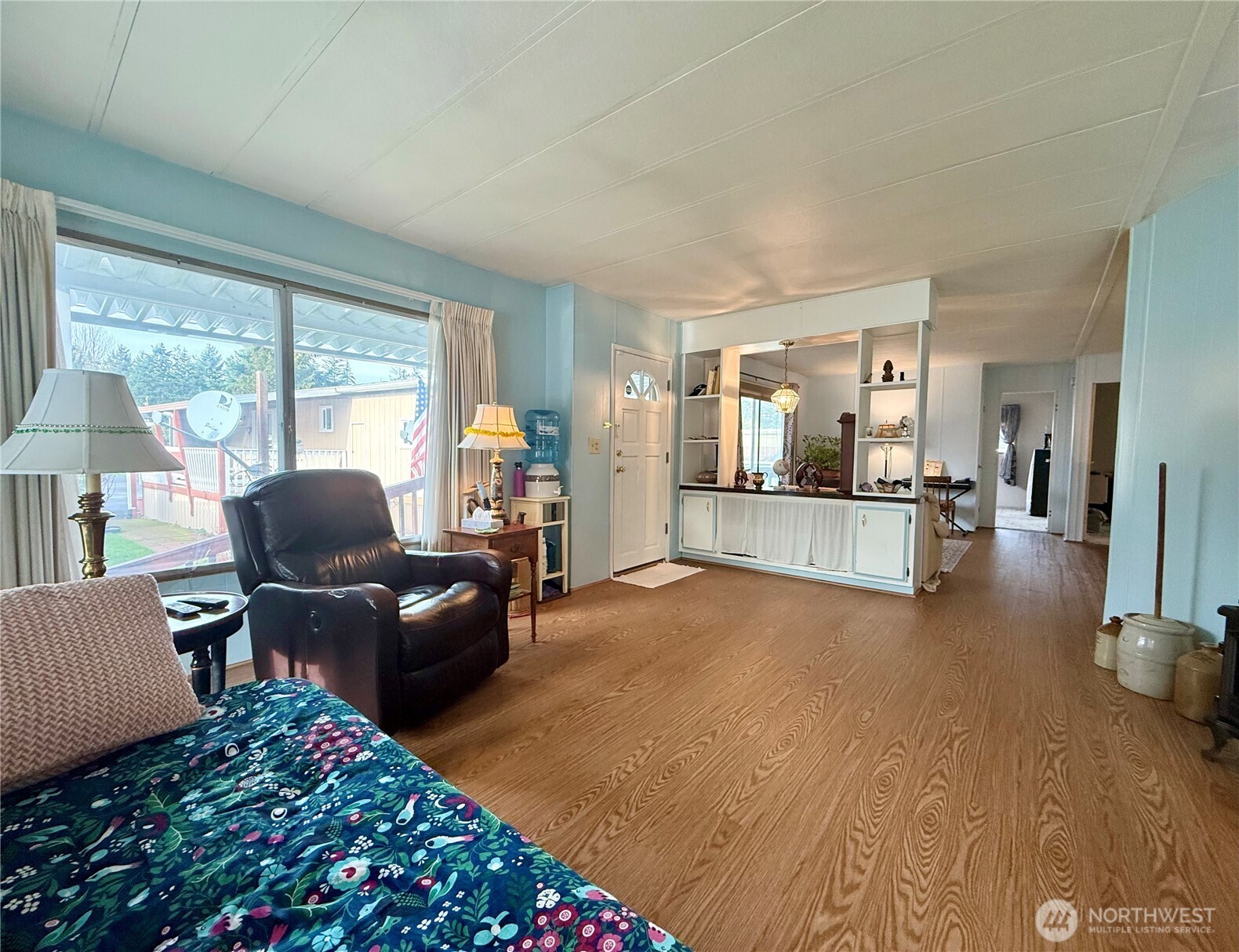 11622 Silver Lake Road, Unit 55 Everett, WA 98208 - Photo 4 of 21 a living room with furniture and a large window