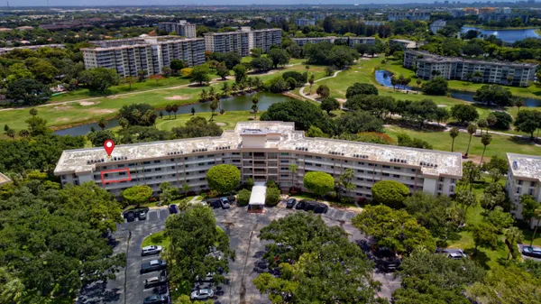 $2,400 | 3900 Oaks Clubhouse Drive, Unit 411, Pompano Beach, FL 33069