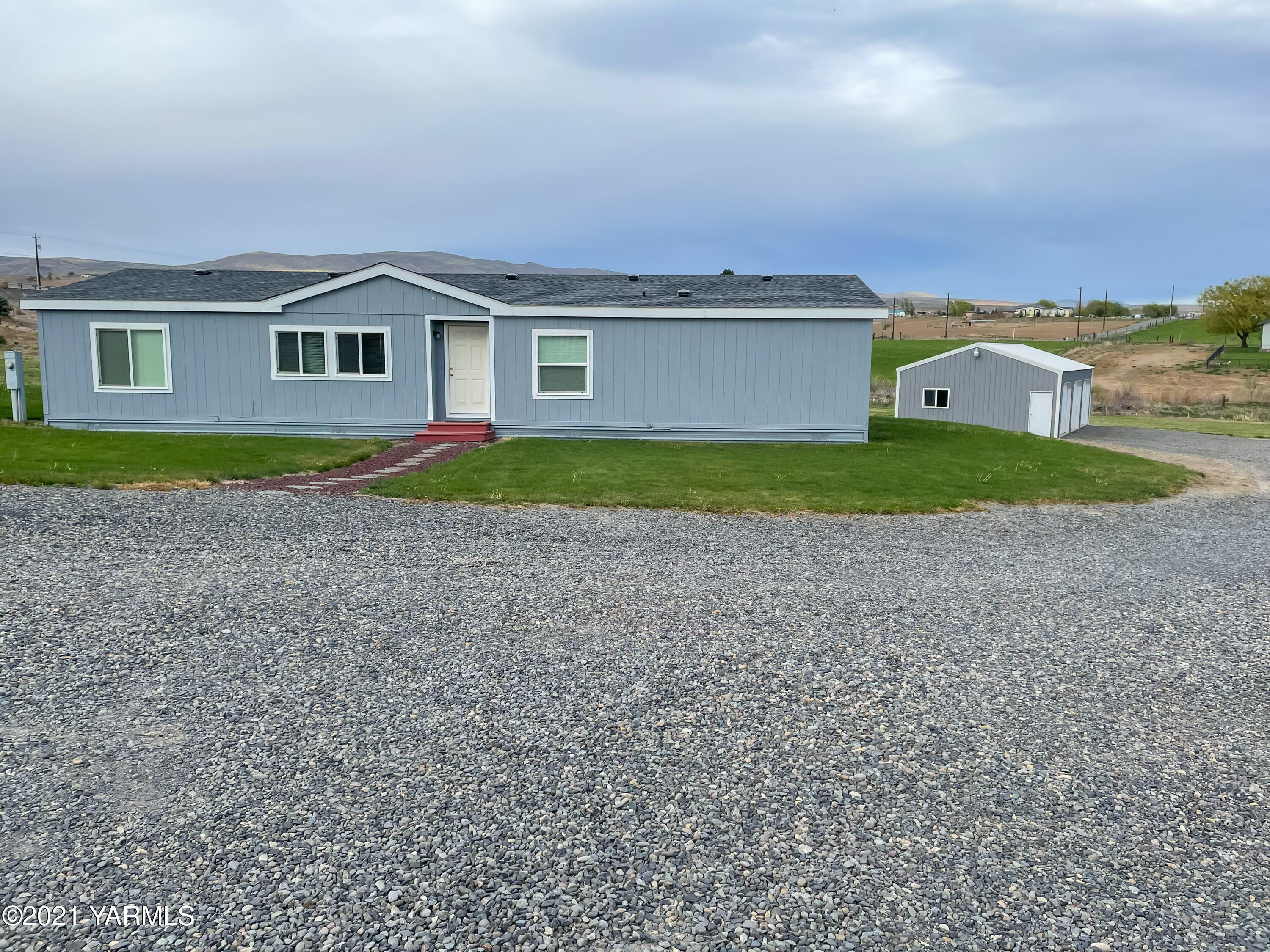 11806 Postma Road Moxee, WA 98936 - Photo 1 of 24 a view of front of house with a yard