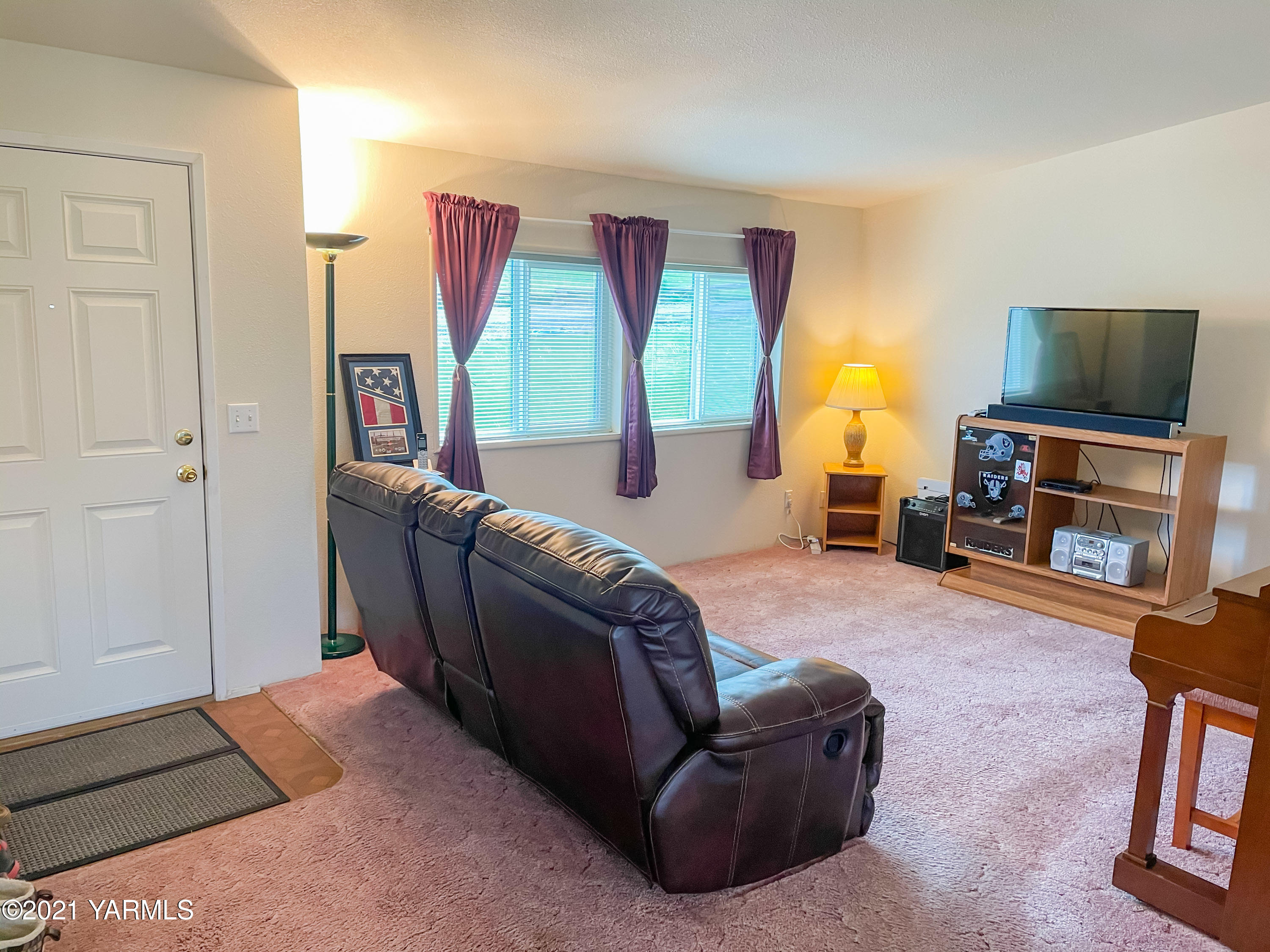 11806 Postma Road Moxee, WA 98936 - Photo 2 of 24 a living room with furniture and a flat screen tv