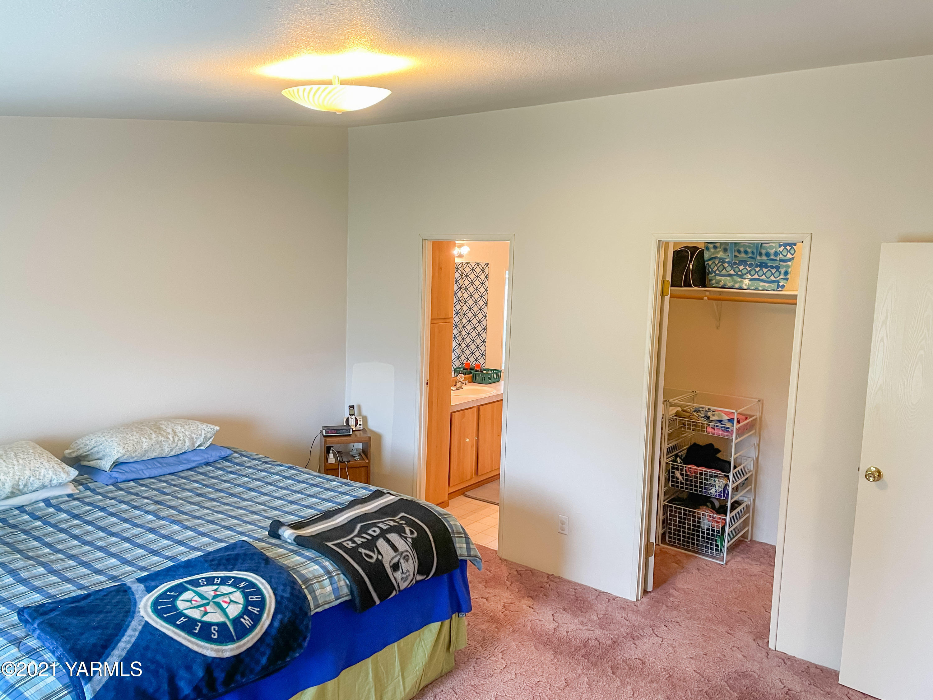 11806 Postma Road Moxee, WA 98936 - Photo 11 of 24 a bedroom with a bed and a window