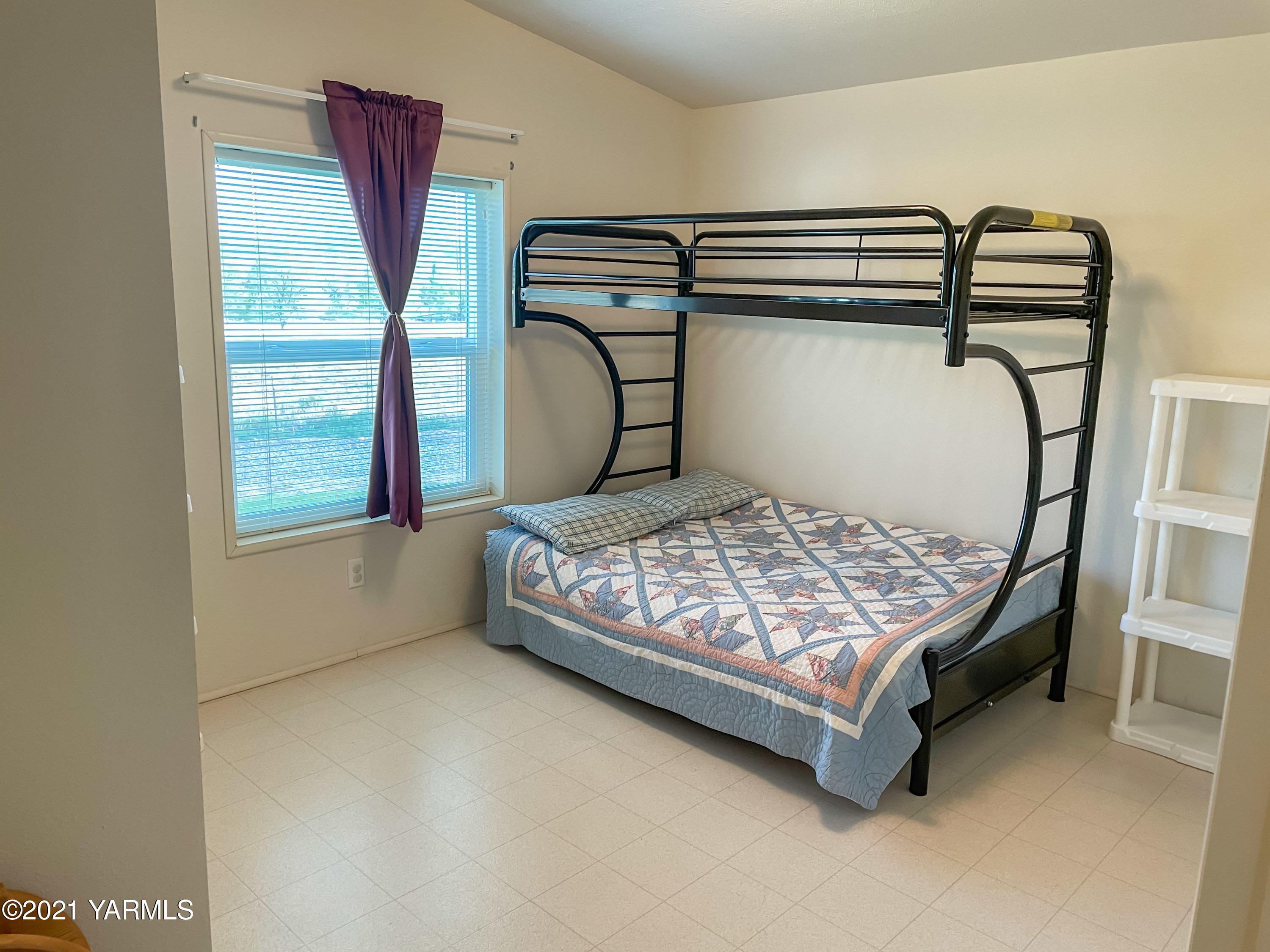 11806 Postma Road Moxee, WA 98936 - Photo 14 of 24 a bedroom with a bed and window