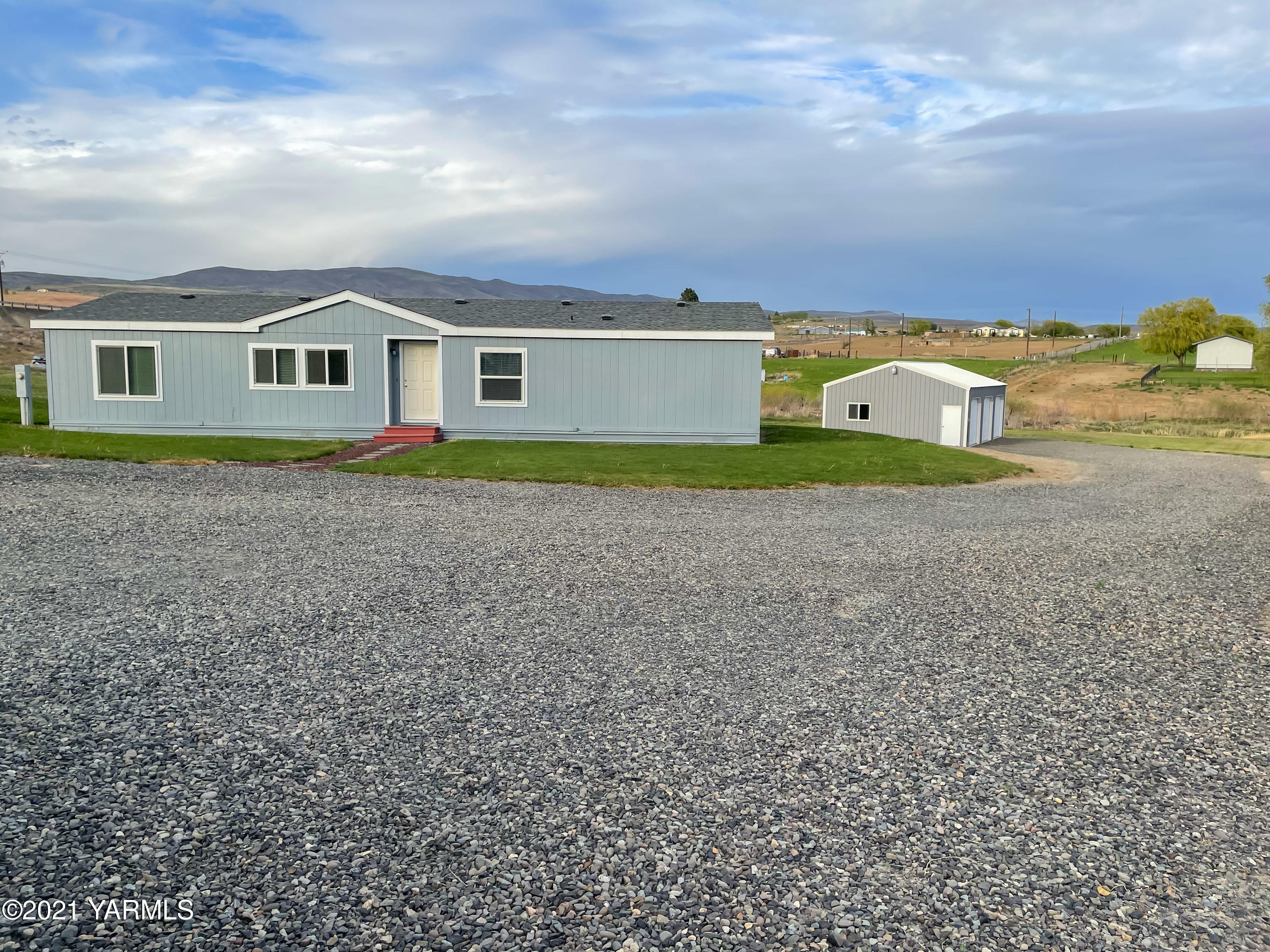 11806 Postma Road Moxee, WA 98936 - Photo 17 of 24 a front view of a house with a yard