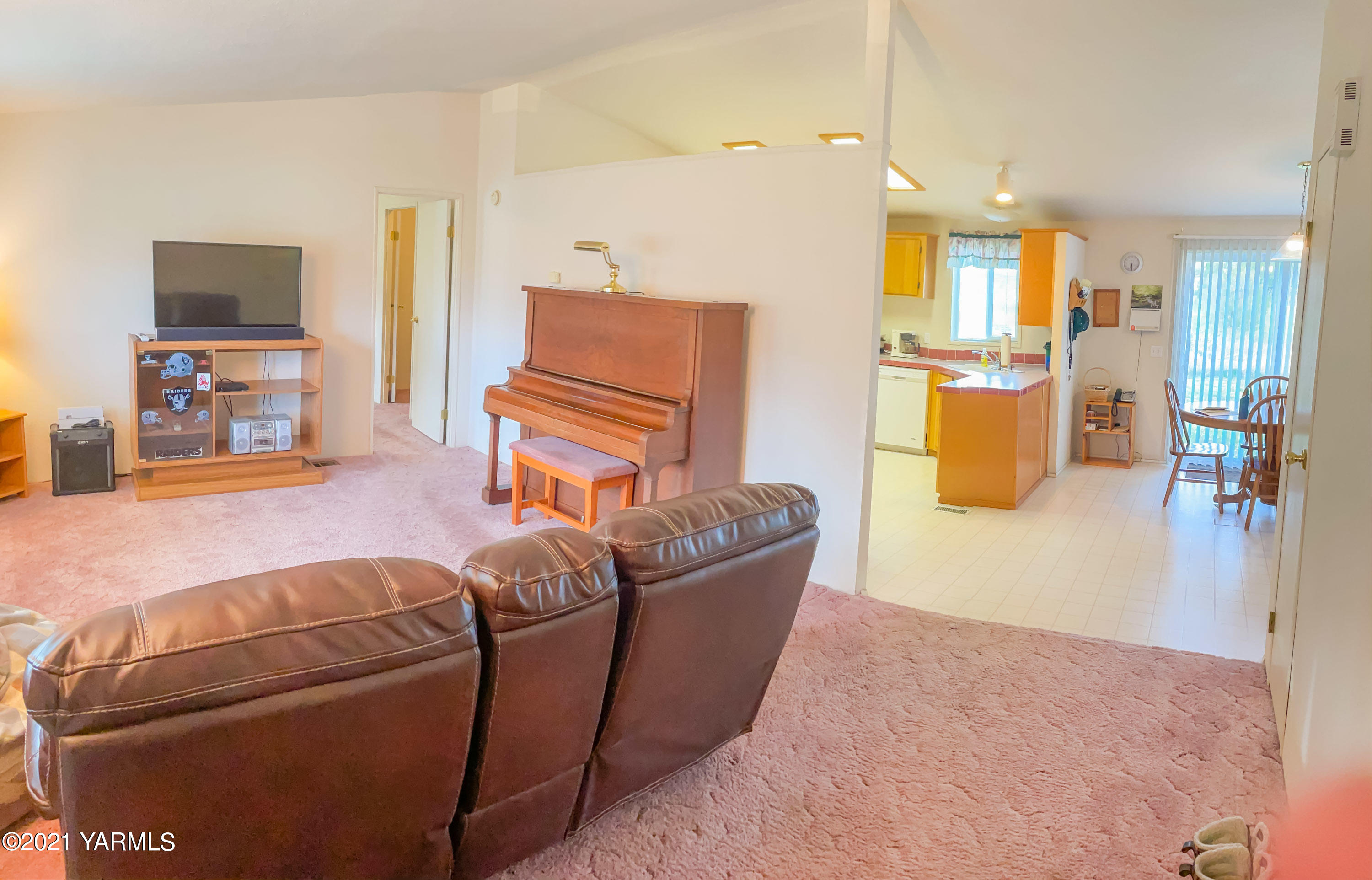 11806 Postma Road Moxee, WA 98936 - Photo 3 of 24 a living room with furniture and a flat screen tv