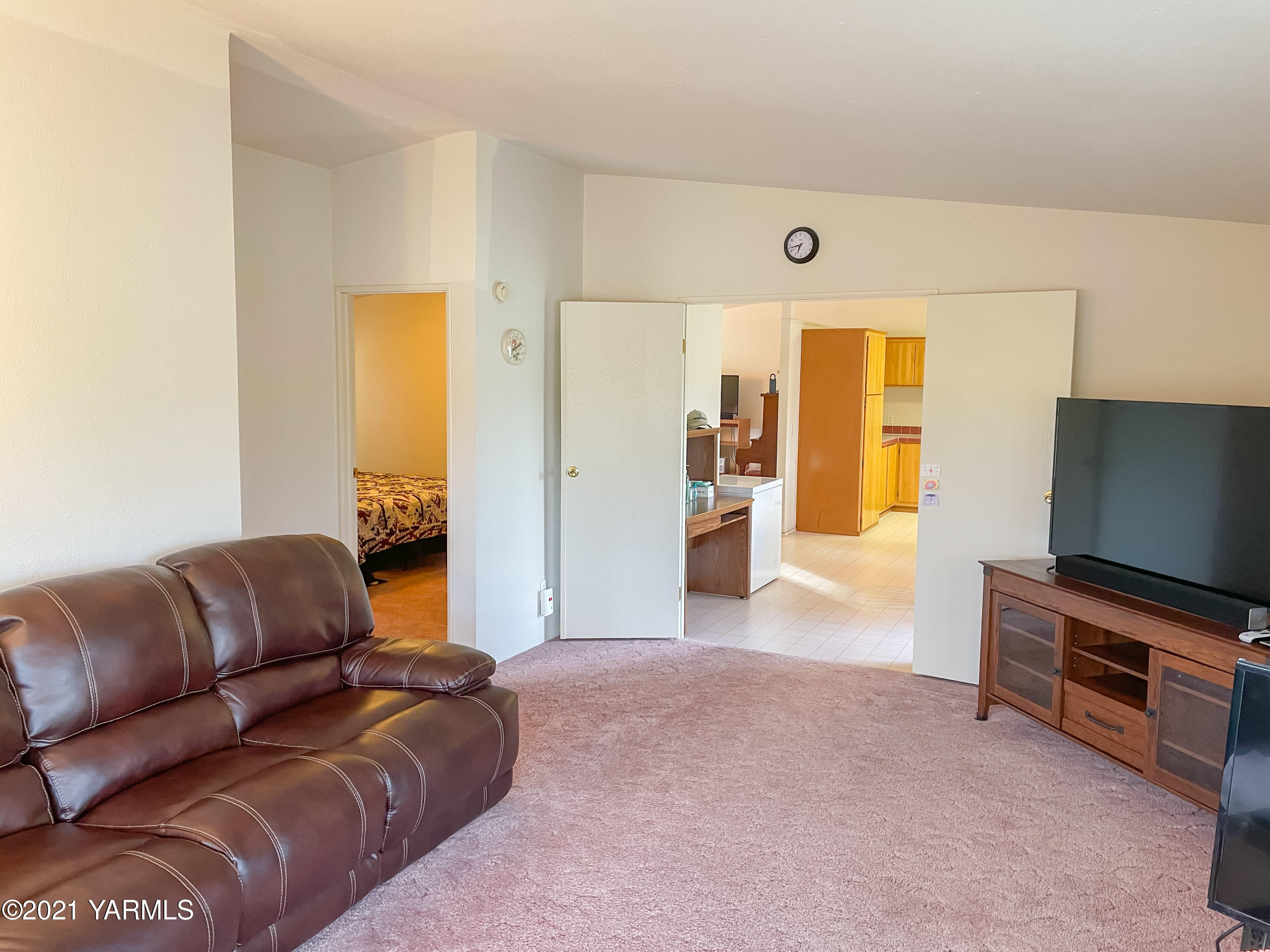 11806 Postma Road Moxee, WA 98936 - Photo 9 of 24 a living room with furniture and a flat screen tv