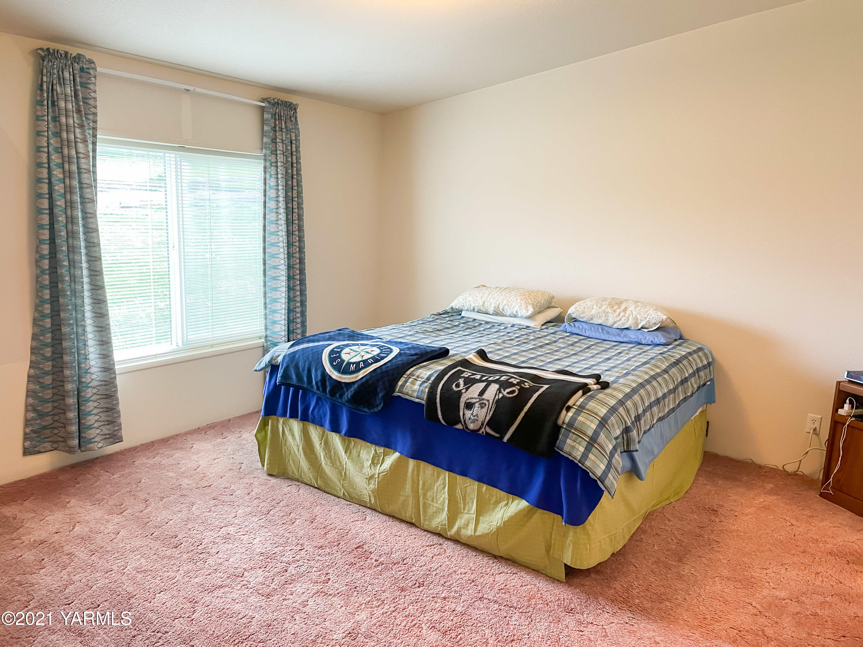 11806 Postma Road Moxee, WA 98936 - Photo 10 of 24 a bedroom with a bed and a window
