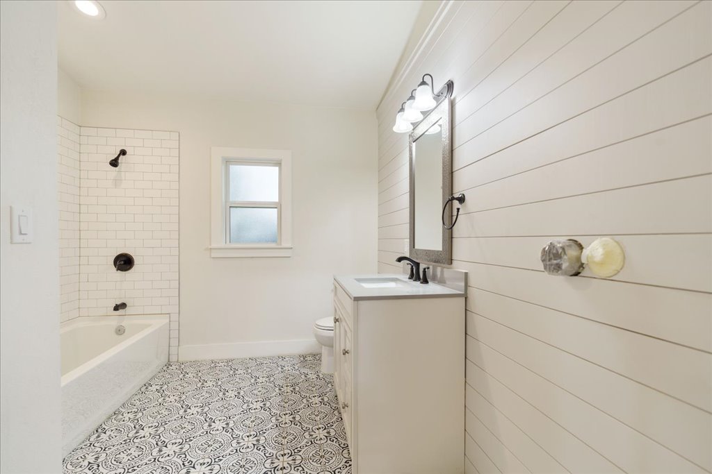 10213 Thomas Lane Dripping Springs, TX 78620 - Photo 39 of 40 a bathroom with a bathtub sink and mirror