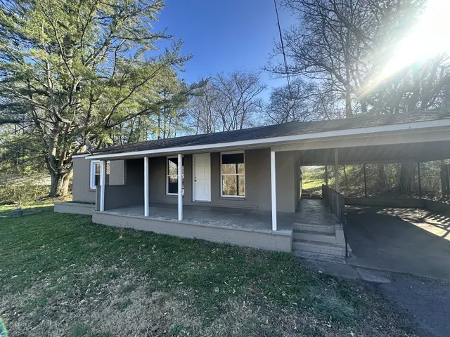 a view of a house with a yard