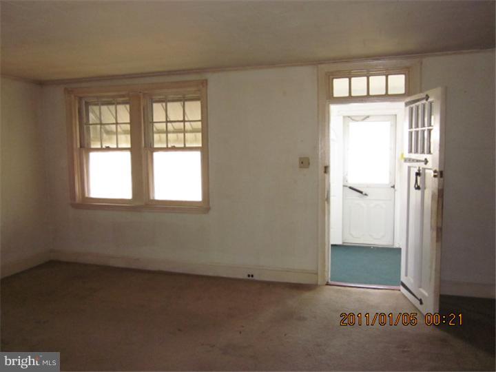 3061 South Atlanta Road Camden, NJ 08104 - Photo 2 of 6 Living Room