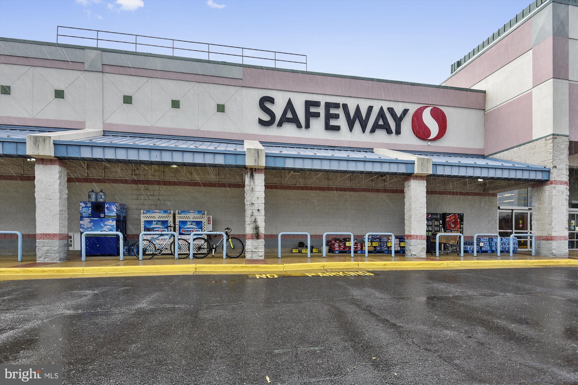 3801 Ridge Knoll Court, Unit 2A Fairfax, VA 22033 - Photo 33 of 37 a view of a building with retail shops