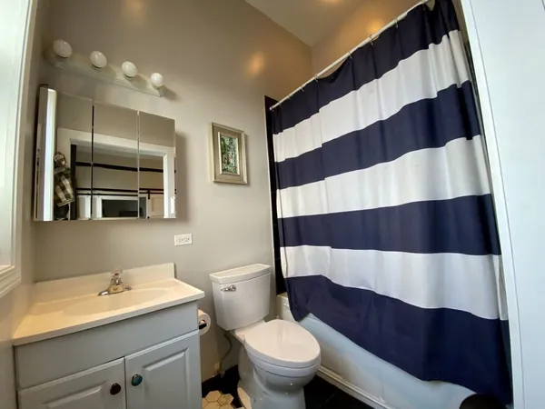 $3,700 | 744 North May Street, Unit 401, Chicago, IL 60642